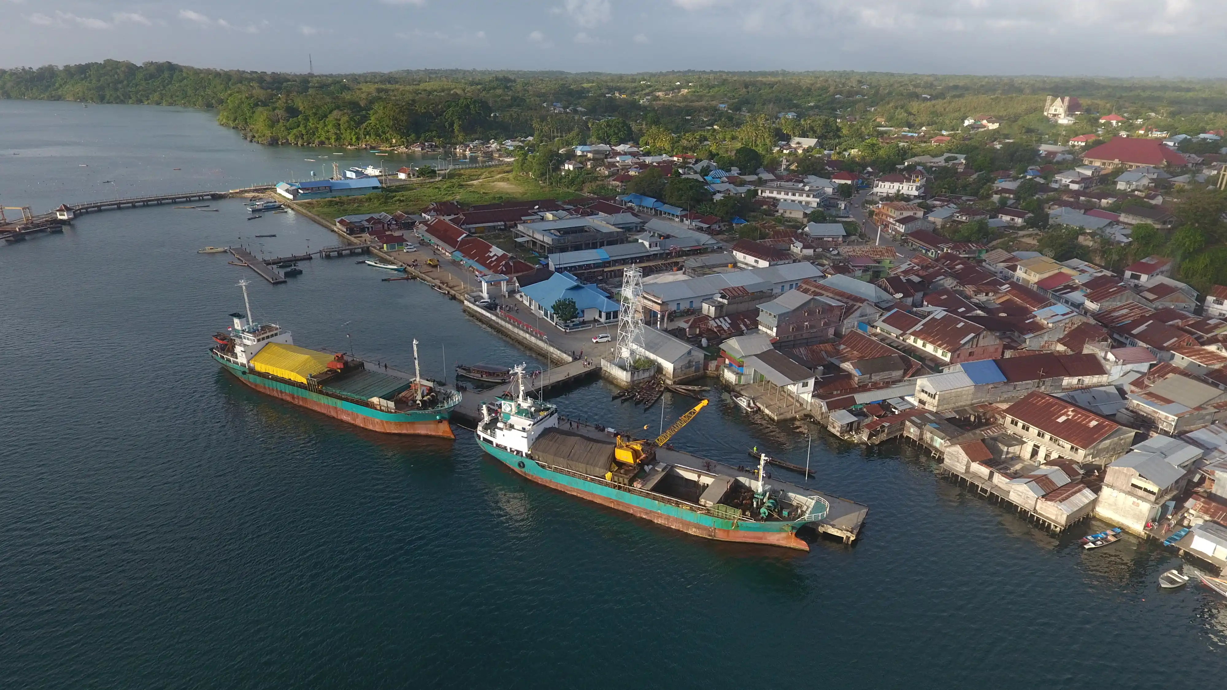 Pelabuhan Larat Tanimbar